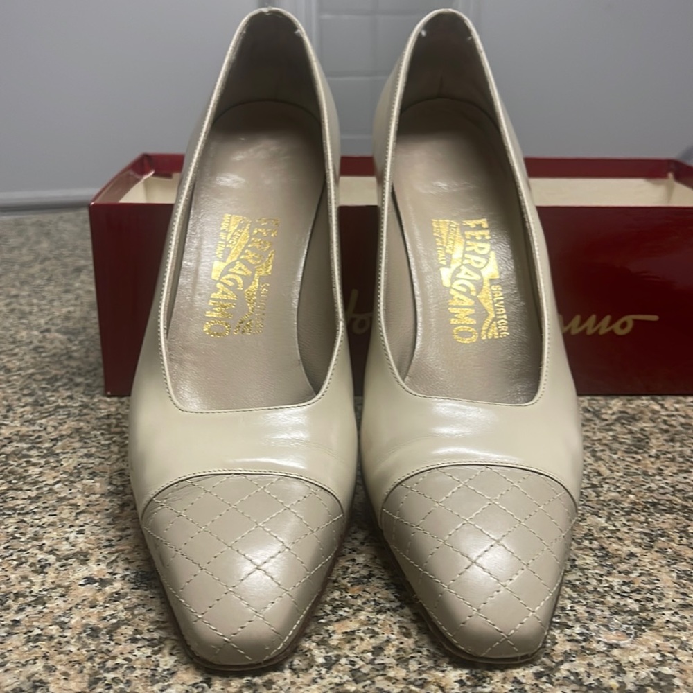 Classic Salvatore Ferragamo Pumps, size 9 AAA